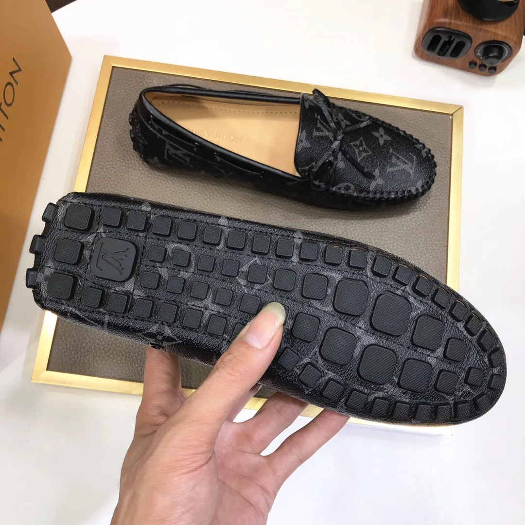Men's men's shoes 💰420💰 [LV Doudou shoes] (water-dyed cowhide lining) new model is on the market, available on the official website. The new Doudou shoes are processed into single-color materials, and the uppers are made of imported special materials. The body of the shoe is fully hemmed with mark thread, and is lined with imported original cowhide leather. The elegant shoe shape is super suitable for all-matching, and the size is 38-44.